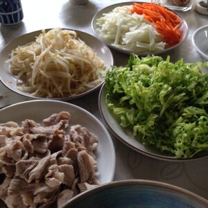 胡麻ダレが美味★夏バテ防止に冷しゃぶサラダうどん